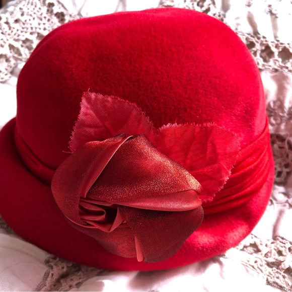 Beautiful wool RED hat - Picture 1 of 7